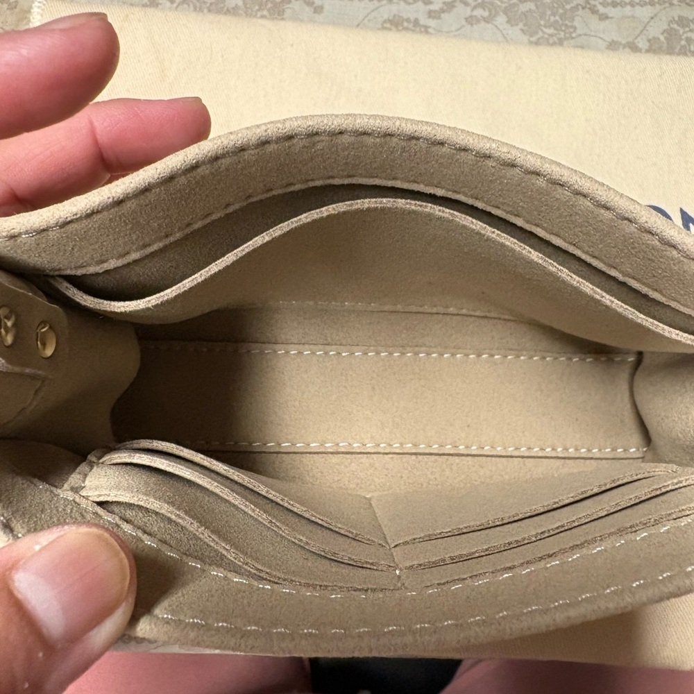 discontinued LV toiletry 19 pouch - Picture 10 of 15